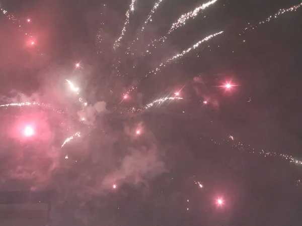 Flerfärgat nytt år fyrverkerier i den mörka himlen — Stockfoto