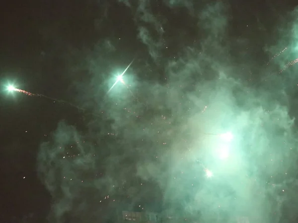 Multicolore Nouvel An feux d'artifice dans le ciel sombre — Photo