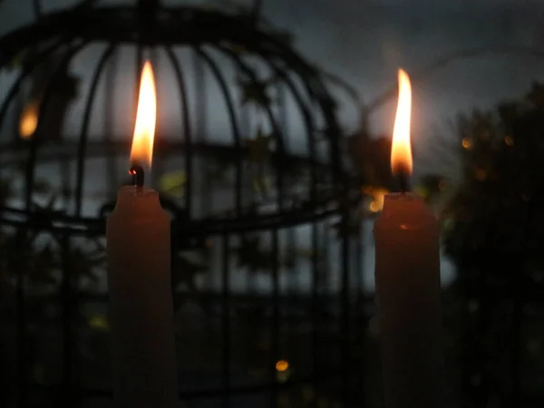 Uma vela que é acesa à noite — Fotografia de Stock