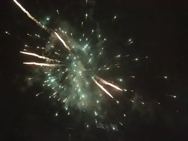 Fogos de artifício do ano novo multicolorido no céu escuro — Fotografia de Stock