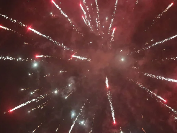 暗い空の多色の新年の花火 — ストック写真