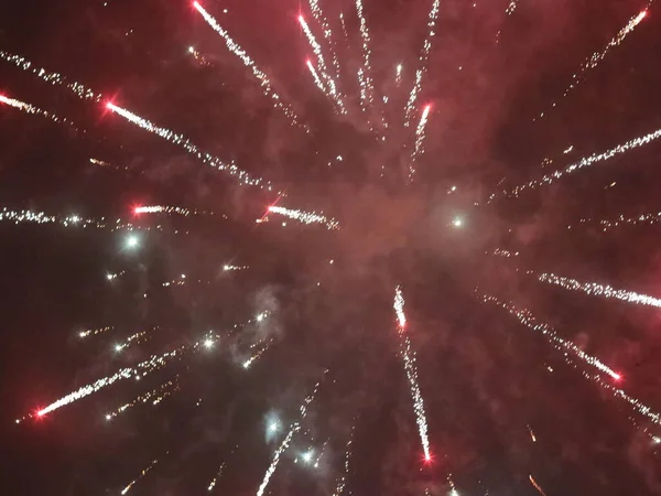 Fogos de artifício do ano novo multicolorido no céu escuro — Fotografia de Stock