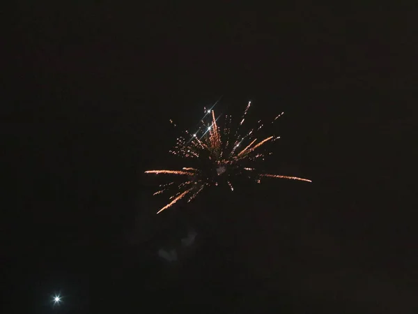 Fogos de artifício do ano novo multicolorido no céu escuro — Fotografia de Stock