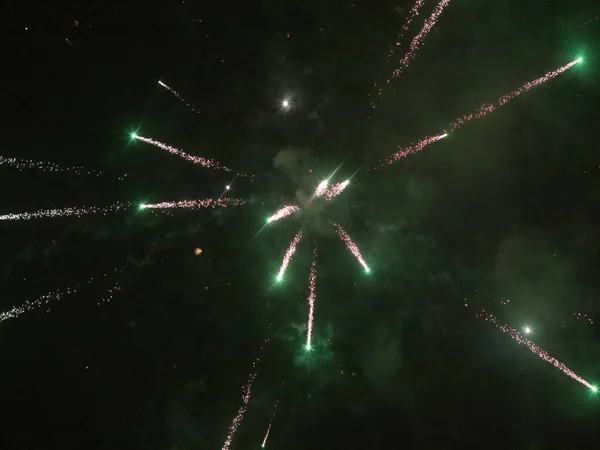 Fuochi d'artificio di Capodanno multicolore nel cielo buio — Foto Stock