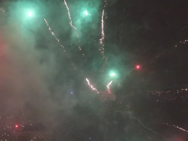 Fuochi d'artificio di Capodanno multicolore nel cielo buio — Foto Stock