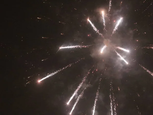 Fogos de artifício do ano novo multicolorido no céu escuro — Fotografia de Stock