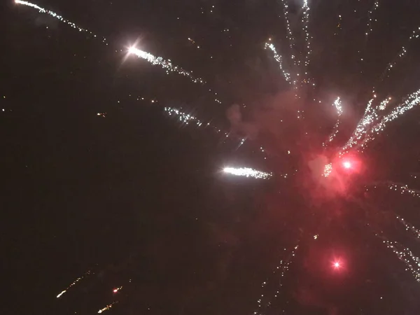 Fuochi d'artificio di Capodanno multicolore nel cielo buio — Foto Stock