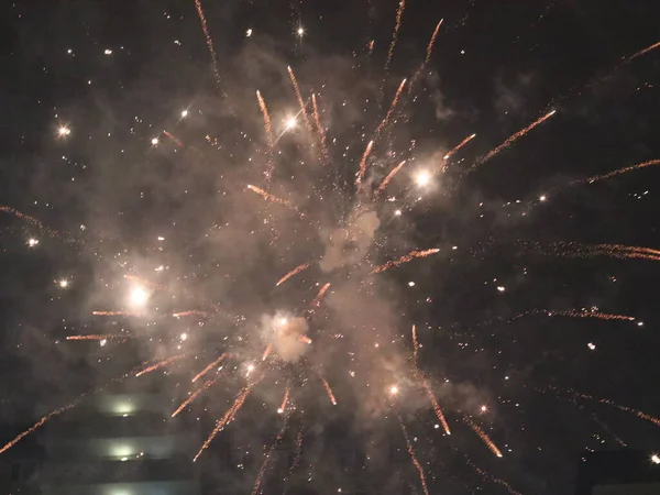 Flerfärgat nytt år fyrverkerier i den mörka himlen — Stockfoto