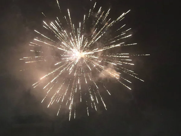 Fogos de artifício do ano novo multicolorido no céu escuro — Fotografia de Stock