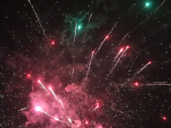 Fogos de artifício do ano novo multicolorido no céu escuro — Fotografia de Stock