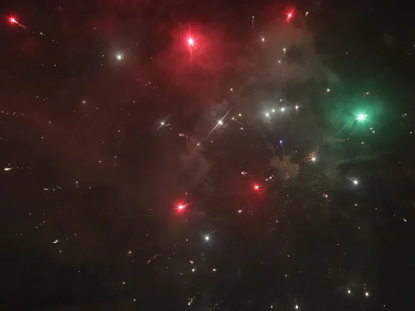 Різнокольорові новорічні феєрверки в темному небі — стокове фото