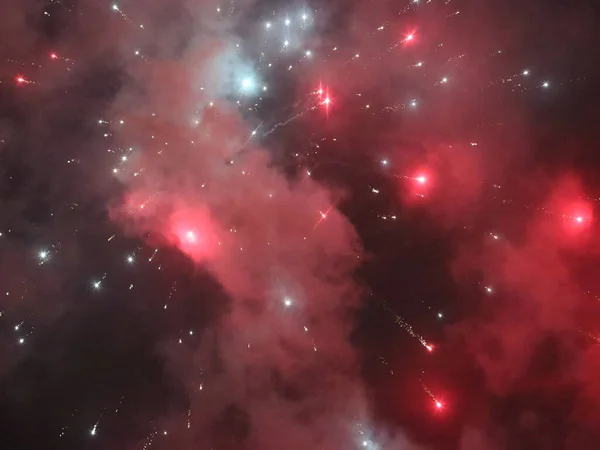 Fogos de artifício do ano novo multicolorido no céu escuro — Fotografia de Stock