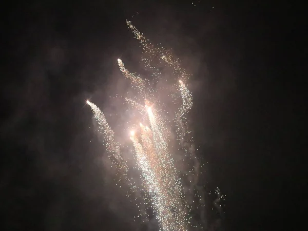 Fuochi d'artificio di Capodanno multicolore nel cielo buio — Foto Stock