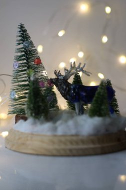 Masanın üstünde oturan bir pasta.