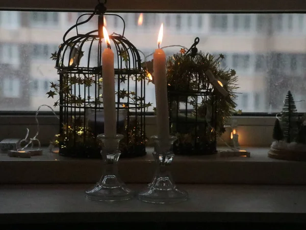 Una candela accesa davanti a una gabbia — Foto Stock