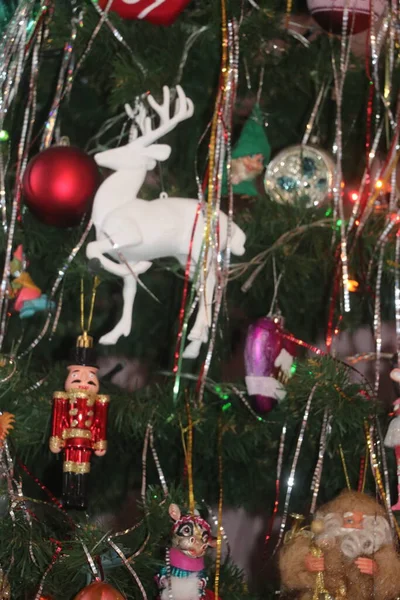 Un árbol de Navidad con juguetes — Foto de Stock