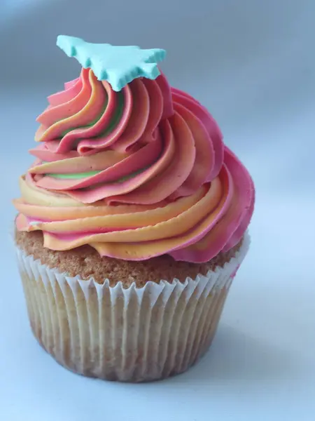 Un pastel de chocolate sentado encima de una mesa — Foto de Stock