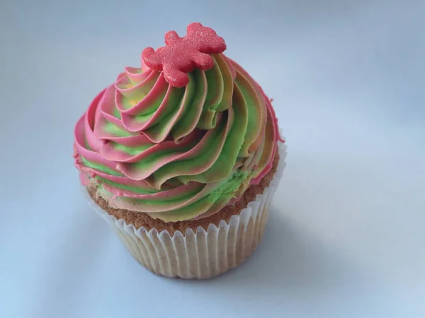 Un pastel sentado encima de una mesa — Foto de Stock