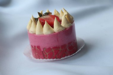 Kağıt tabağın üstünde oturan bir parça kek.