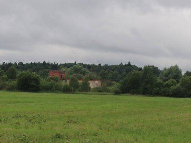 Çimen tarlasının üstünde bir işaret.