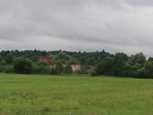 Znak ponad trawiastym polem — Zdjęcie stockowe