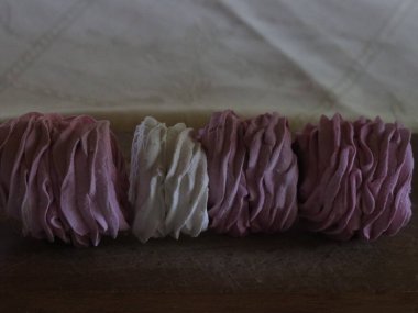 Bir grup pembe şekerleme.