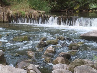 Küçük akıntılar, şelale ve kayalık nehir
