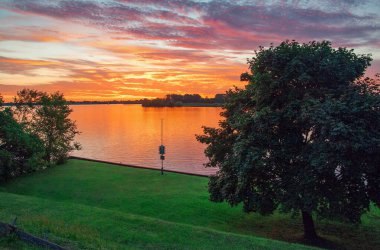 Gündoğumunda Güney Detroit Nehri manzarası