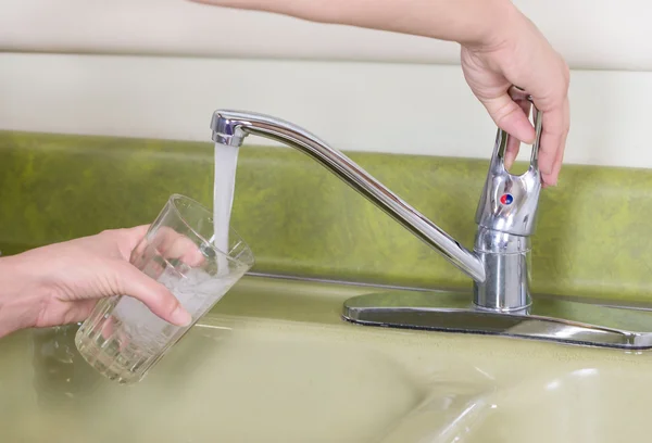 Agua del grifo del fregadero — Foto de Stock