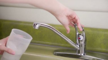Buzlu su lavabo gelen