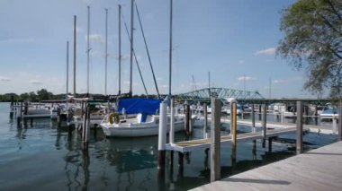 Detroit nehri üzerinde Marina