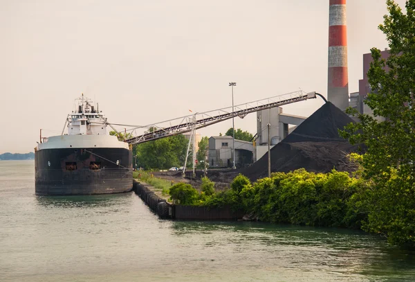 Kolen schip lossen — Stockfoto