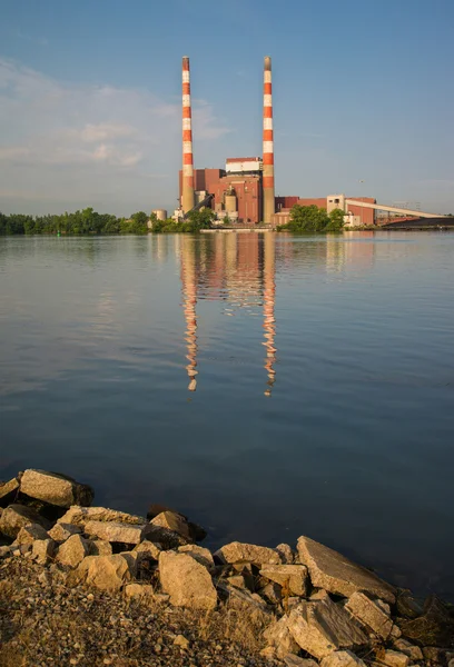 Centrale électrique alimentée au charbon — Photo