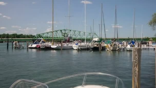 Detroit River södra småbåtshamn — Stockvideo