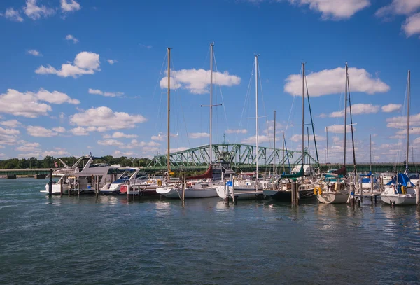 Detroit řeky jižní lodi Marina a most — Stock fotografie