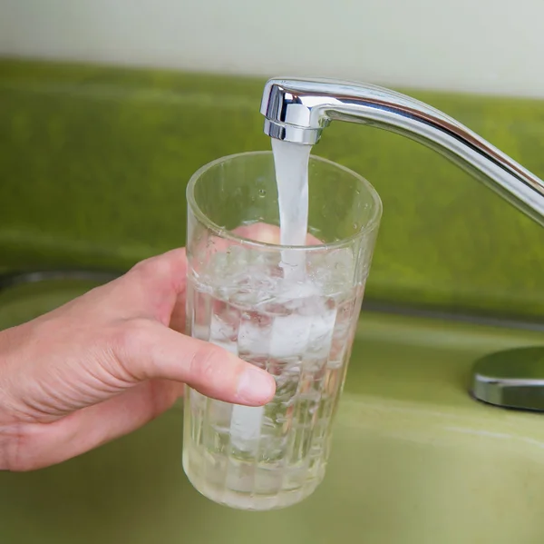 Agua del grifo del fregadero — Foto de Stock