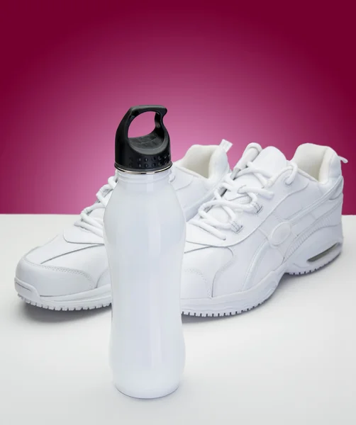 Vita skor och vattenflaska — Stockfoto