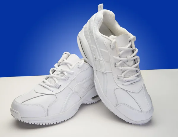 Białe buty do biegania — Zdjęcie stockowe