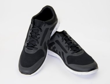 siyah koşu ayakkabıları