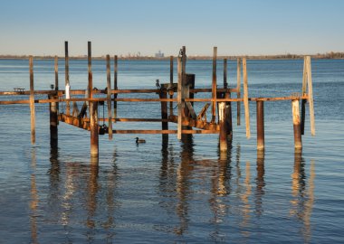 Gün batımı tekne Dock astar üzerine