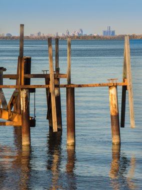 Gün batımı tekne Dock astar üzerine