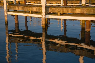 Gün batımı tekne Dock astar üzerine