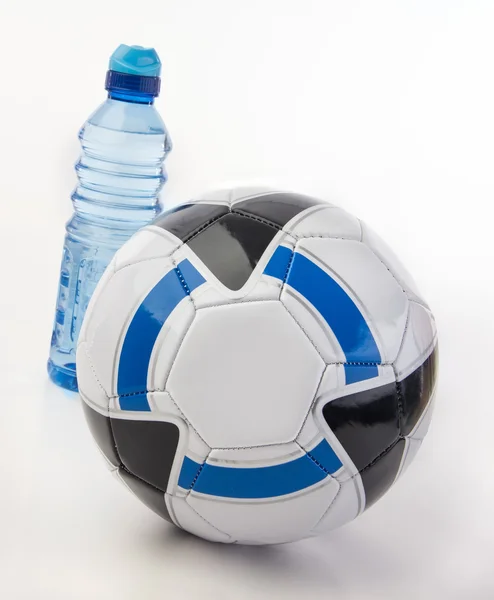 Pallone da calcio e bottiglia d'acqua — Foto Stock