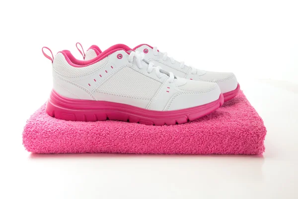 Fitness schoenen en handdoek — Stockfoto
