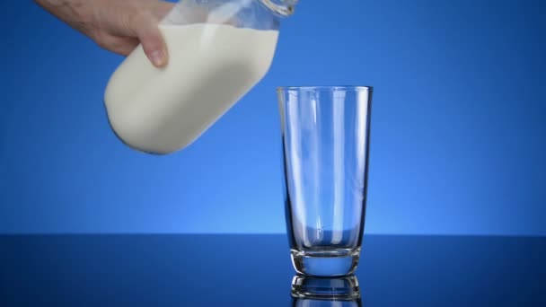 Leche fría de vidrio fresco — Vídeo de stock