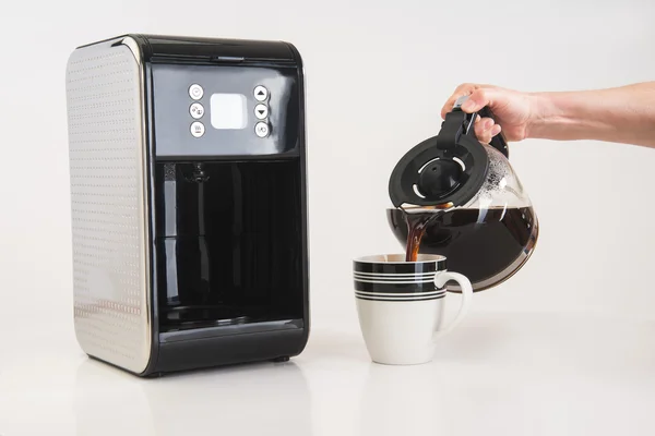 Versare una tazza di caffè fresco — Foto Stock