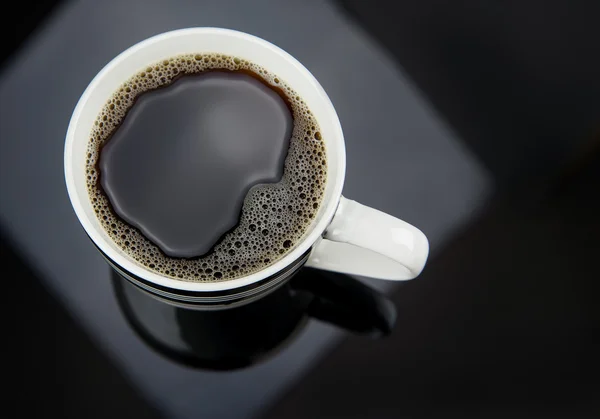 Despejando xícara de café fresco — Fotografia de Stock