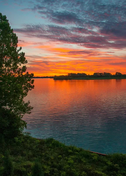 Nascer do sol sobre o rio detroit — Fotografia de Stock
