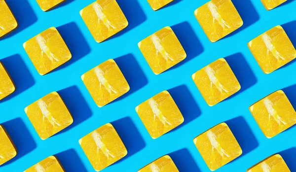 黄色と青の背景を持つキーボード — ストック写真