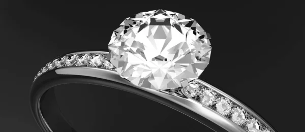 Anillo Diamantes Con Diamantes Sobre Fondo Negro Imagen de archivo